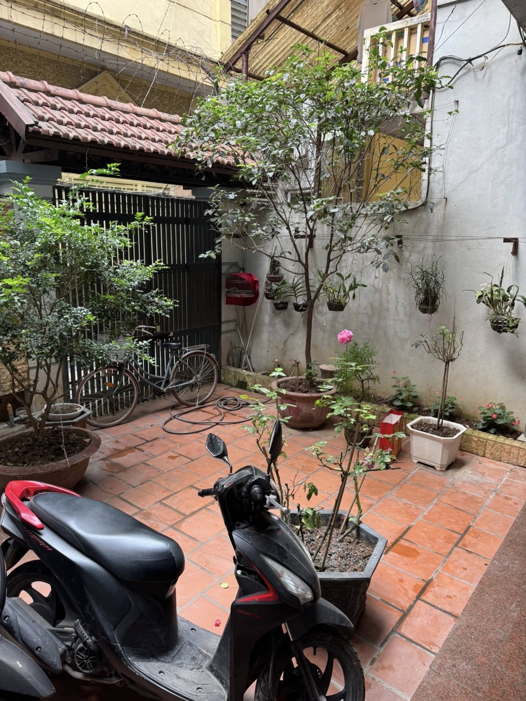 Cho thuê nhà 5 tầng,6 ngủ,3 wc, có sân vườn ngõ cẩm văn, đống đa