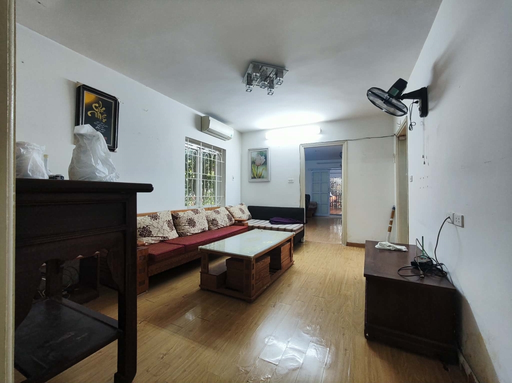 Cho thuê căn hộ tập thể Thành Công, Ba Đình: 180m2, sân vườn 60m2, 5 phòng, giá 12 triệu