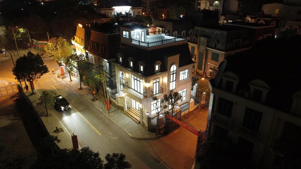 Biệt thự góc 3 mặt tiền 209m2 mặt phố Sa Đôi, kinh doanh đỉnh cao