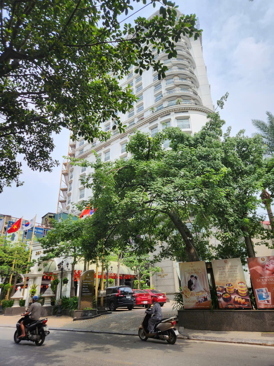 Bán gấp khách sạn 4 sao 22 tầng, 2250m2, mặt tiền 40m ngay ngã tư trung tâm Ba Đình, Hà Nội. Giá 1000 tỷ.