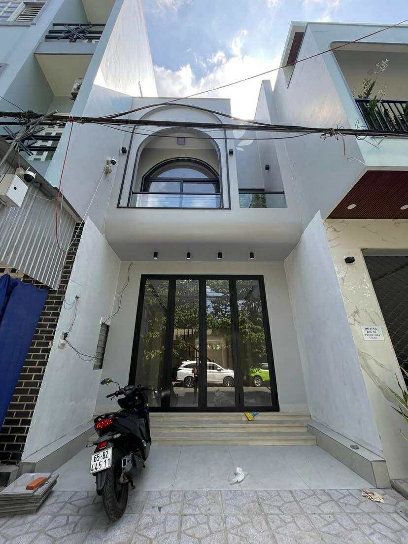 Nhà Trệt 1 Lầu MT Hẻm 11 Nguyễn Văn Linh, Cần Thơ - Sầm Uất, Tiện Kinh Doanh