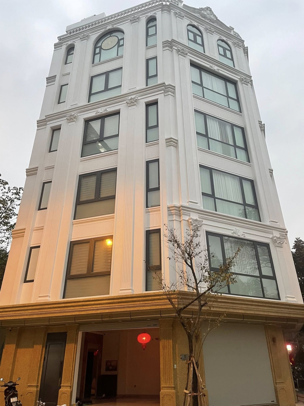 Cho thuê Căn góc 4 tầng mặt tiền đường lớn, 300m2, có thang máy - Đắc địa Mậu Lương