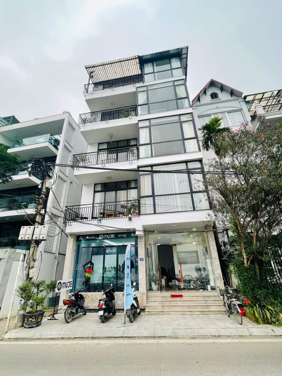 Bán gấp nhà mặt phố Trần Kim Xuyến 160m, 9m mặt tiền, view vườn hoa đắt giá